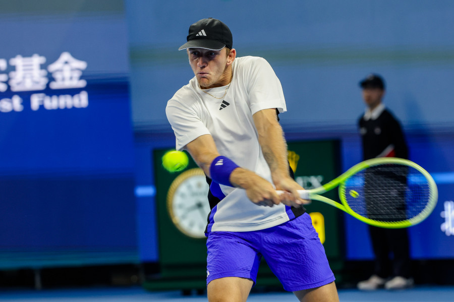 Davidovich Fokina supera el apoyo local a Zhang y avanza con fuerza en el Abierto de China