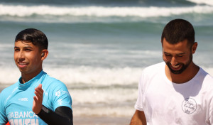 Dos hermanos coruñeses contra la élite española del surf en El Matadero