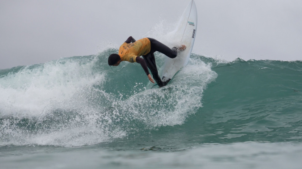 Manu Fernández defiende el orgullo coruñés en el Campeonato de España de surf