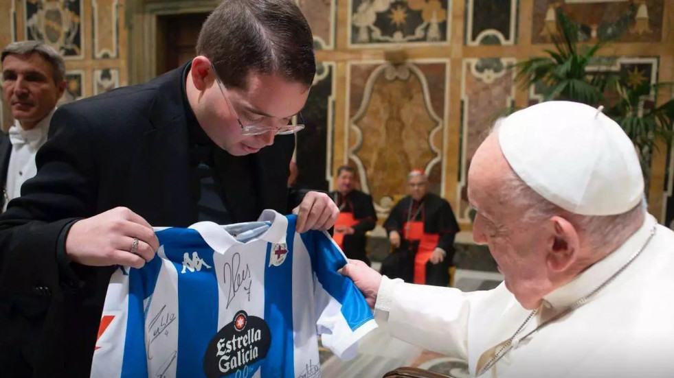 El Dépor se une al mundo del fútbol en su pésame por el fallecimiento del papa Francisco