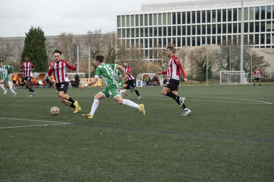 Un nuevo penalti fallado en el último minuto evita la victoria del Arteixo ante el Somozas