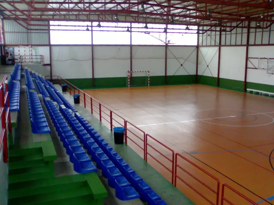 Comienza la renovación del pavimento del polideportivo municipal de Cocheras