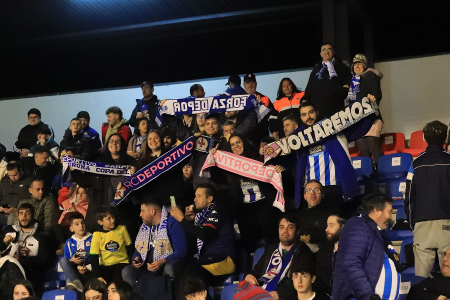 Hinchas rezagados por las colas en la entrada en O Couto