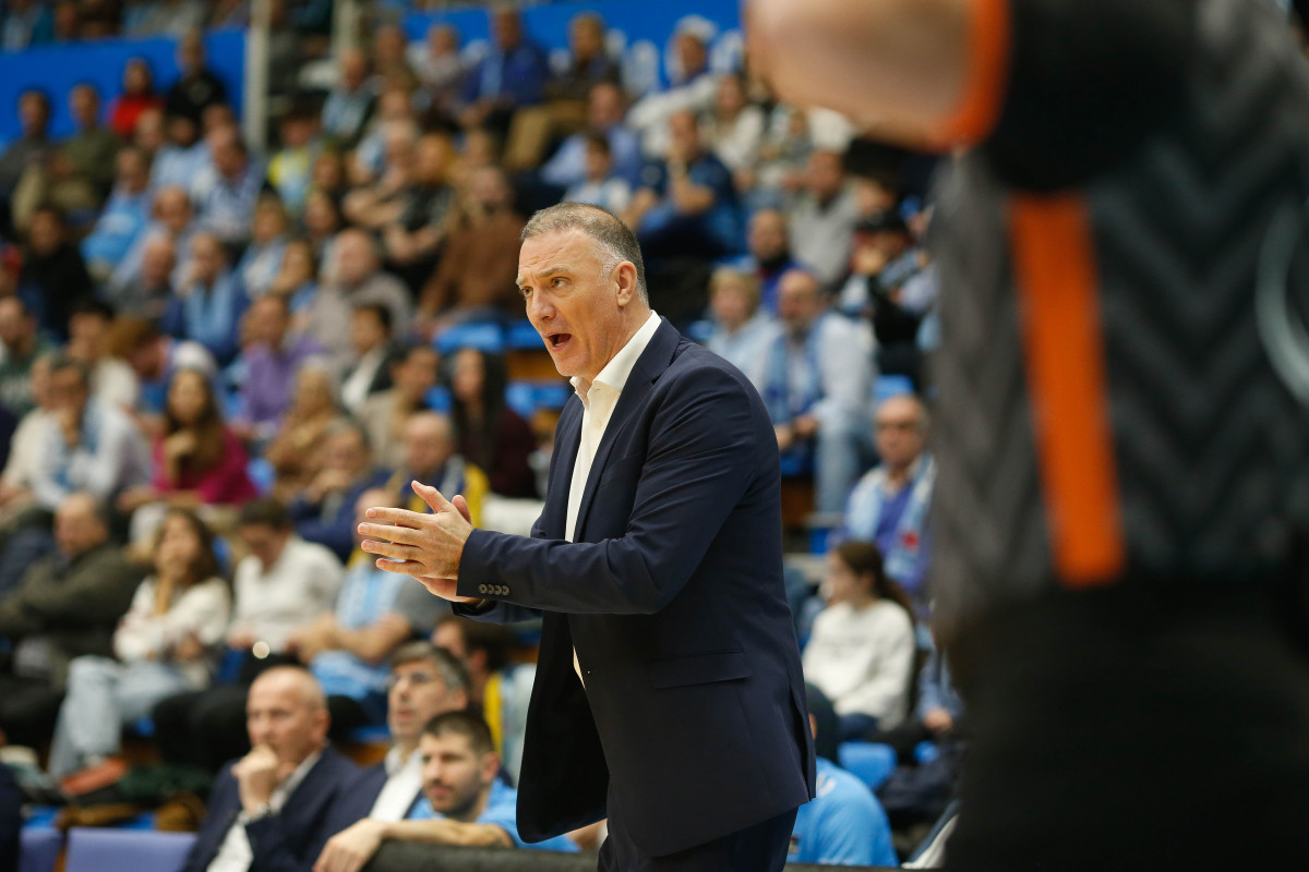 Veljko Mrsic BRE COV Firmar acb Photo   Carlos Castro