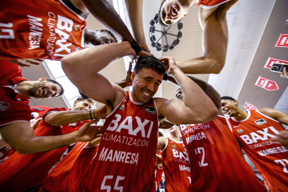 Dani Pu00e9rez BAX BAR Firmar acb Photo   Joaquin Alberch
