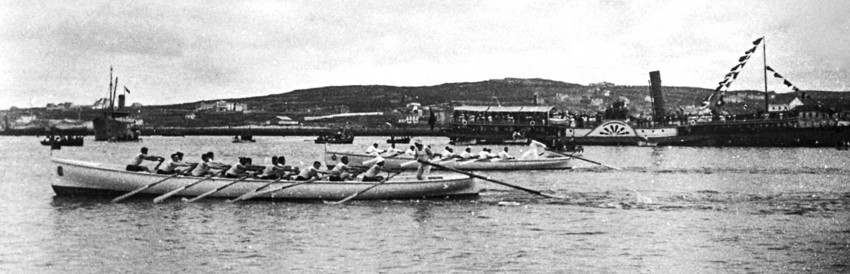 Trainera del Du00e9por (en primer tu00e9rmino) disputa una prueba en la bahu00eda coruu00f1esa en 1906 @ Reino de Galicia