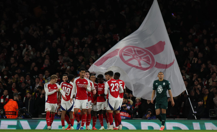 La afición del Arsenal dedica un mural a su preparador de faltas