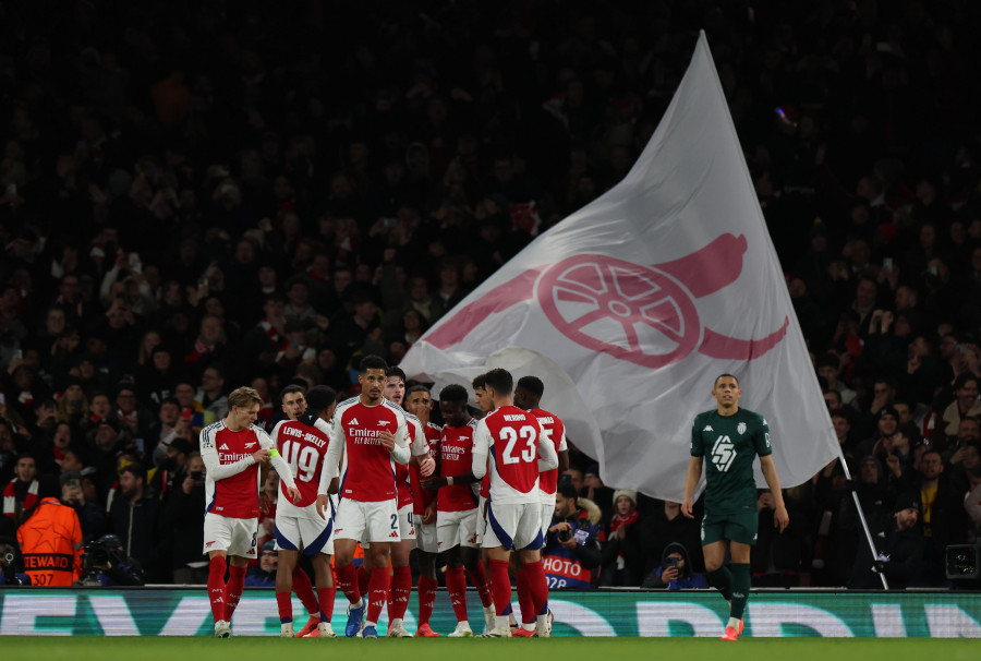 La afición del Arsenal dedica un mural a su preparador de faltas