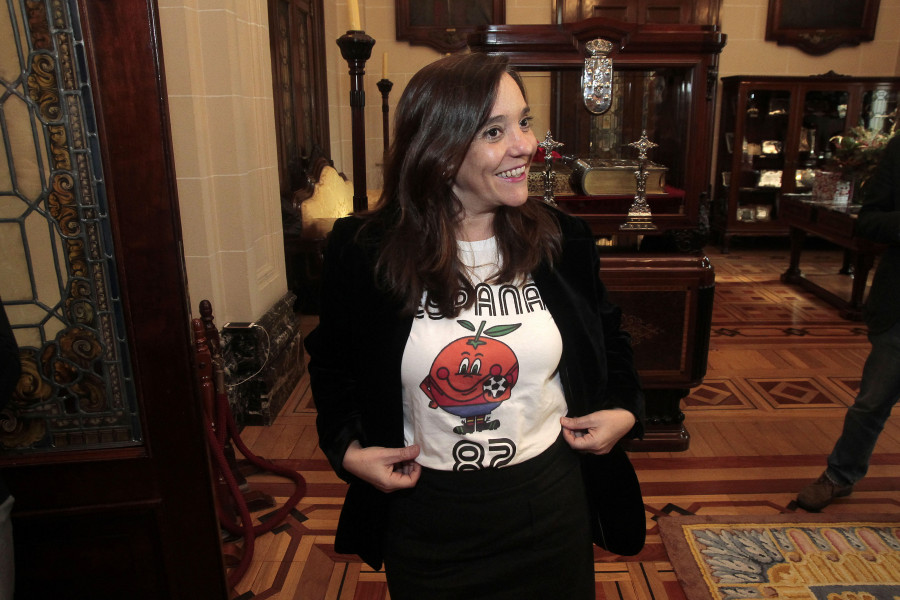 Inés Rey luce la camiseta de Naranjito para celebrar que A Coruña es bimundialista