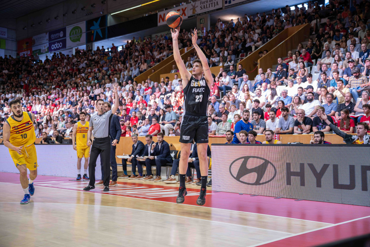 Sergi martu00ednez J29 GIR BAR Firmar acb Photo   S Gerones