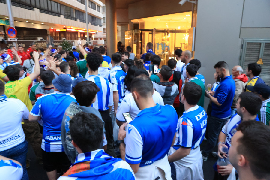 Los jugadores del Dépor cantan con la afición tras la suspensión del Tenerife-Dépor