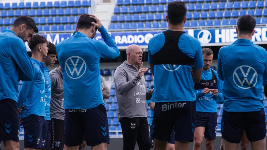 El Tenerife entrenó esta mañana en su estadio