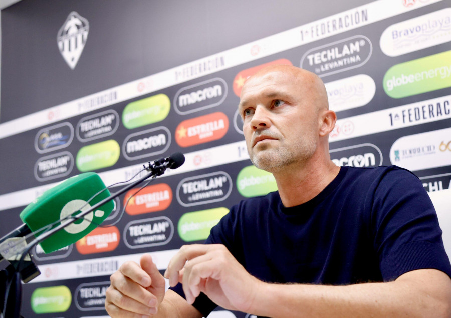 Schreuder, sobre Riazor: "Es bueno para los jugadores jugar en estadios con tanta gente"