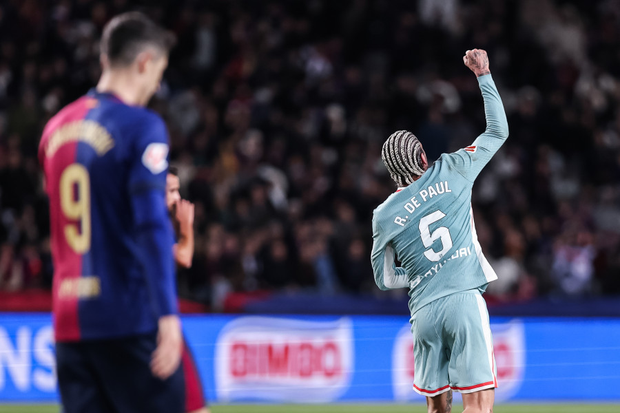 Un afortunado Atlético se lleva la victoria y el liderato en el último suspiro (1-2)