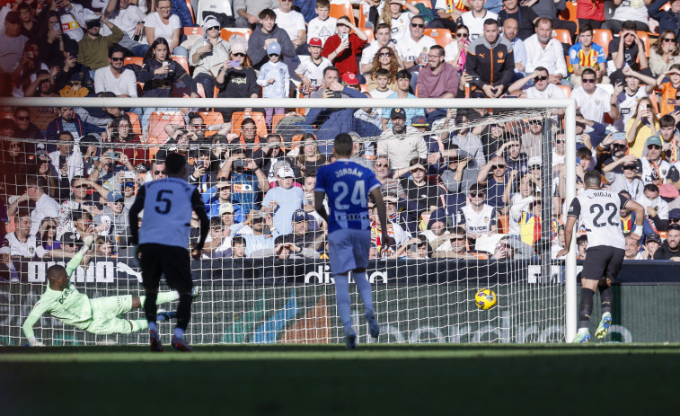 El Valencia empata en el 98 y deja de ser colista (2-2)