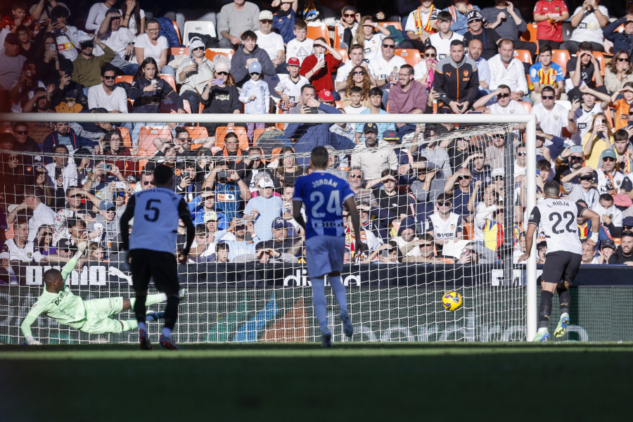 El Valencia empata en el 98 y deja de ser colista (2-2)