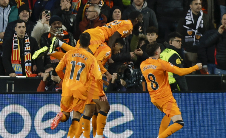 Bellingham y Modric ponen líder al Real Madrid con una remontada agónica en Mestalla (1-2)