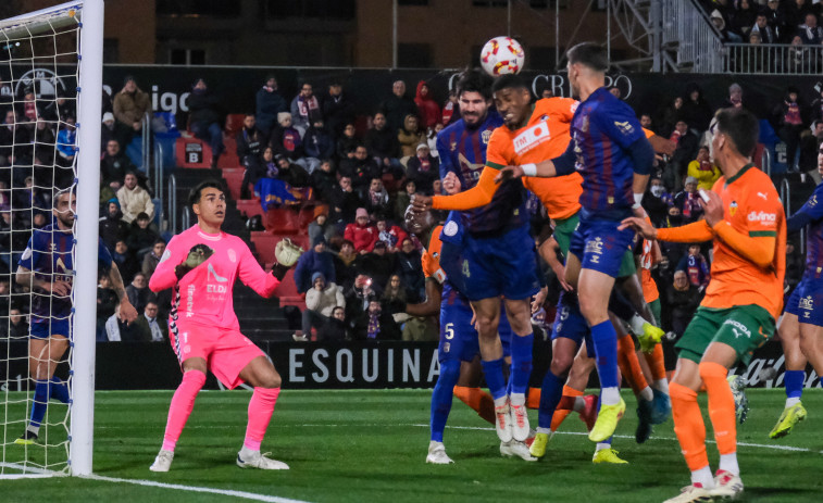 El Valencia hace valer su pegada para pasar de ronda en Elda (0-2)