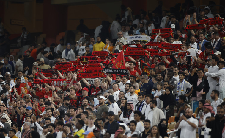 El acoso a parejas de futbolistas y las quejas de los jugadores avivan el debate de la Supercopa en Arabia Saudí