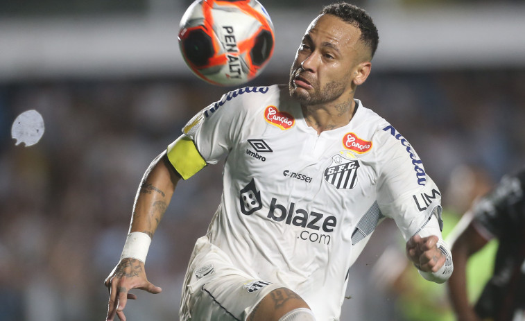 Neymar dice sentirse feliz con el fútbol exhibido en su regreso al Santos