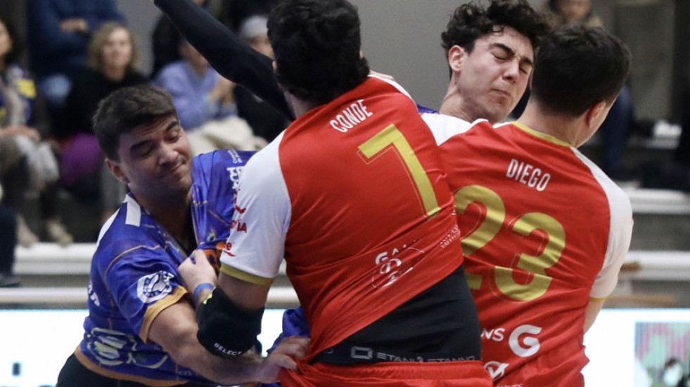 El OAR Coruña asalta el fortín  del Teucro y supera la racha del Barça (25-29)