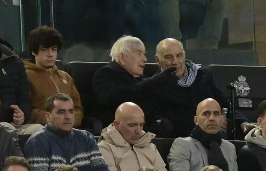 Moll volvió al palco de Riazor tras superar un percance