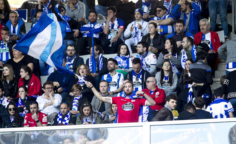 Avalancha blanquiazul para el Carlos Tartiere
