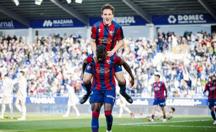 El Huesca alcanza el liderato y agrava la situación del Racing Ferrol (3-1)
