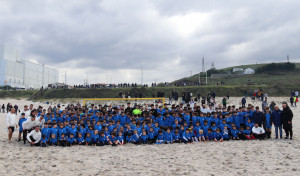 Más de 200 niños y niñas juegan al fútbol playa en la arena de Sabón