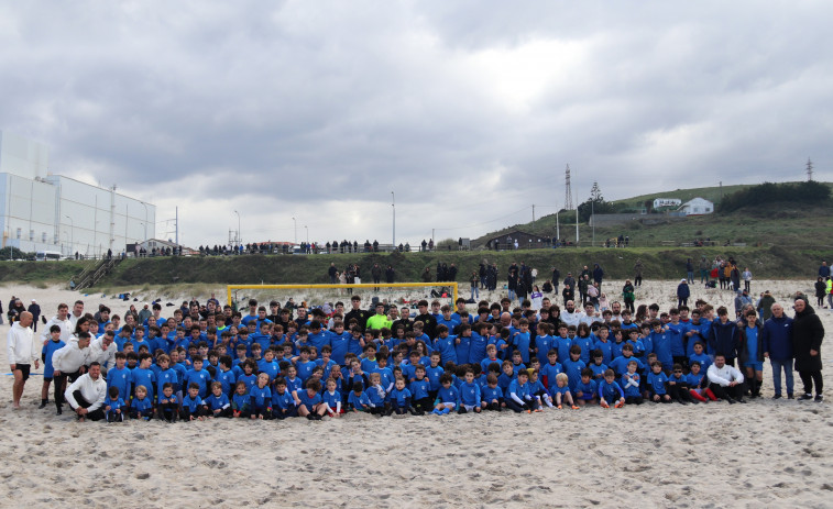 Más de 200 niños y niñas juegan al fútbol playa en la arena de Sabón