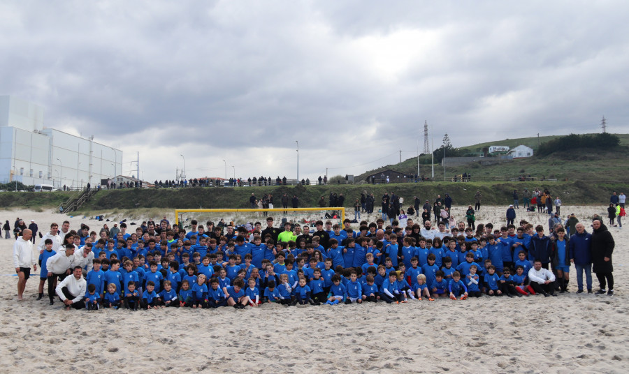 Más de 200 niños y niñas juegan al fútbol playa en la arena de Sabón