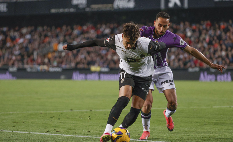 El Valencia sale del descenso y hunde al Valladolid (2-1)