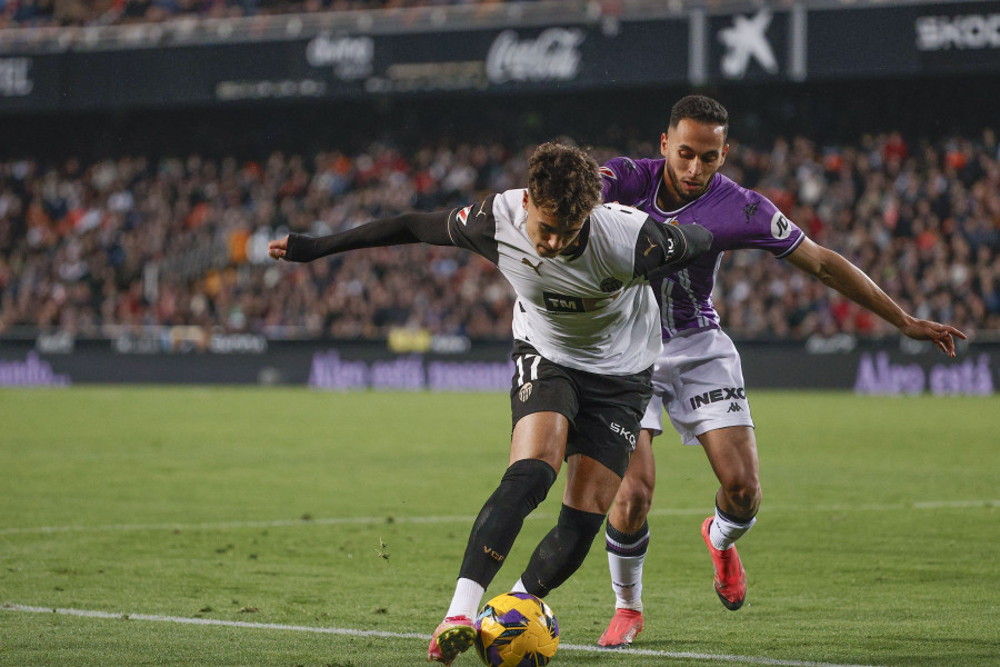 El Valencia sale del descenso y hunde al Valladolid (2-1)