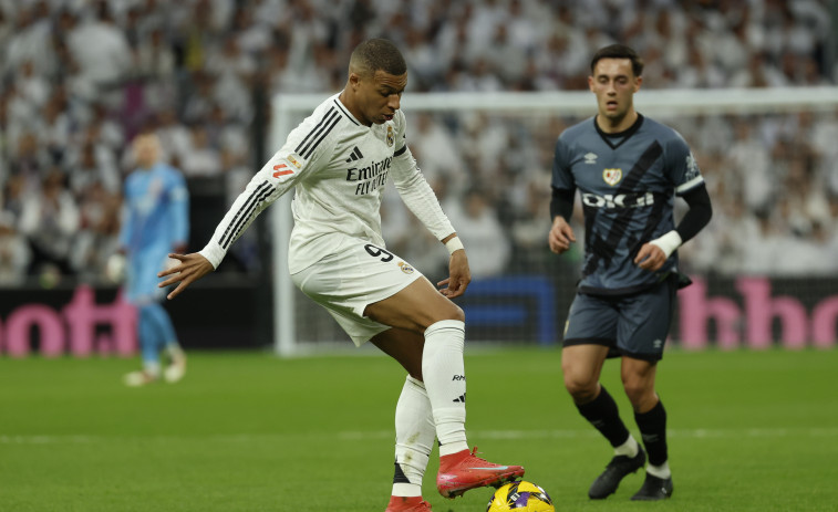 El Real Madrid alcanza al Barcelona en el primer puesto tras derrotar al Rayo Vallecano (2-1)