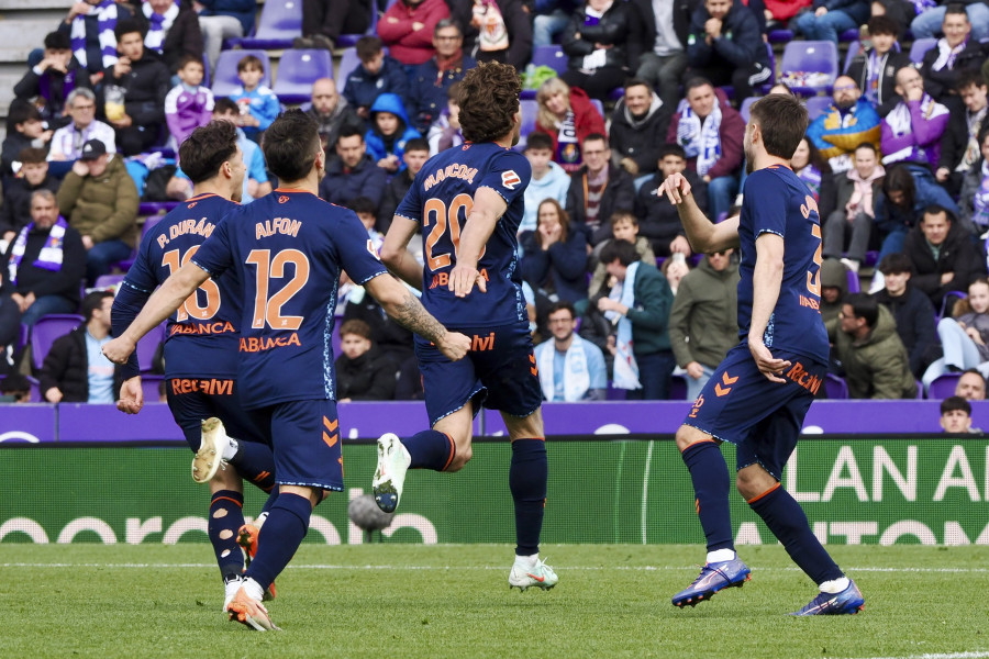 Marcos Alonso, de penalti, acerca al Celta a Europa y hunde al Valladolid (0-1)