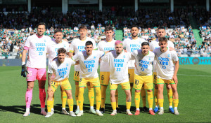 Camiseta de apoyo para Ximo Navarro antes del pitido inicial en A Malata