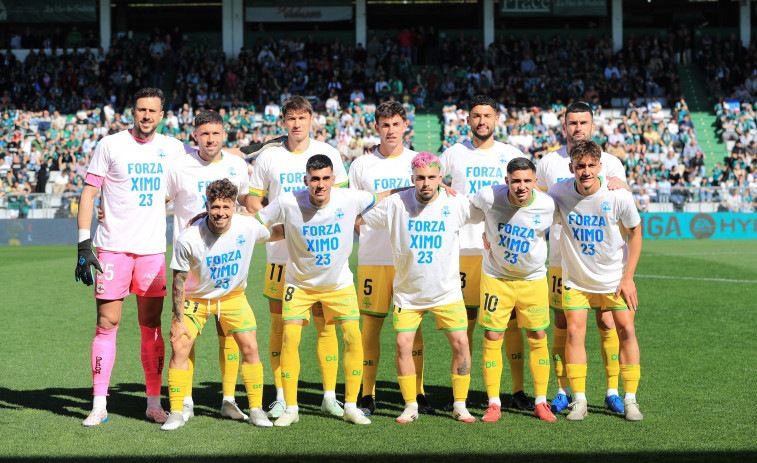 Camiseta de apoyo para Ximo Navarro antes del pitido inicial en A Malata