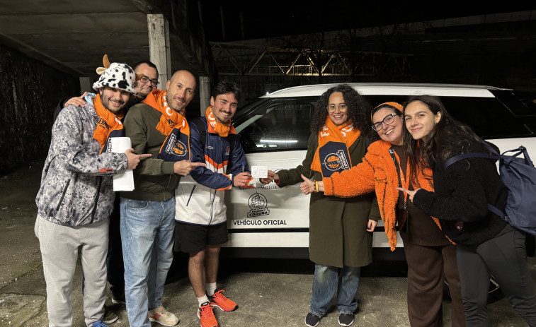 Un grupo de aficionados del Leyma esperó a Diego Epifanio hasta la madrugada para darle ánimos