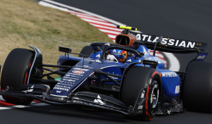 Sainz pierde tres plazas en el Gran Premio de Japón por molestar a Hamilton