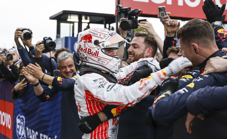 Verstappen, un titán, mantiene a raya a los McLaren y gana su primera de 2025 en Japón