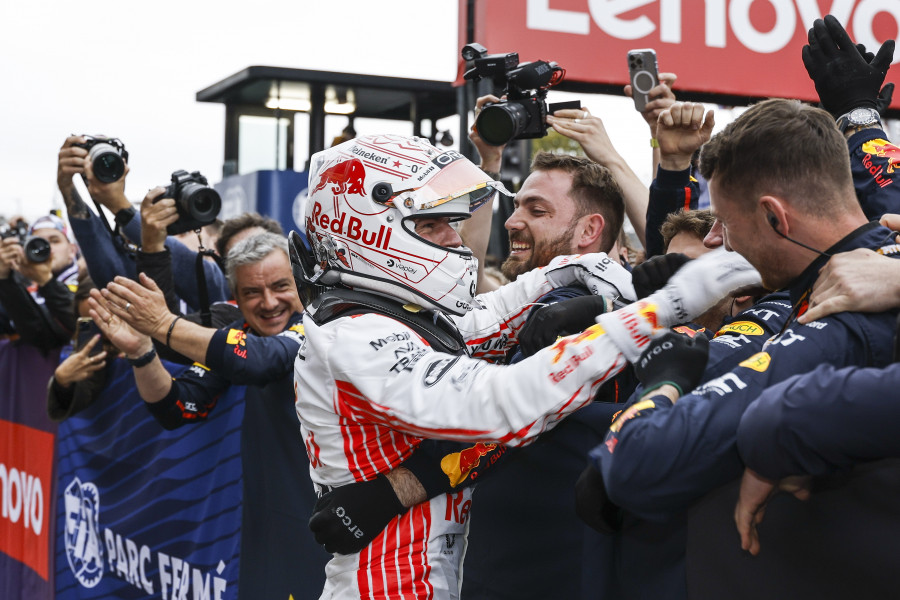 Verstappen, un titán, mantiene a raya a los McLaren y gana su primera de 2025 en Japón