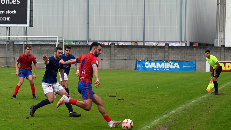 El Betanzos claudica ante el Estradense  y se acerca  al abismo
