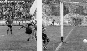 El primer Mirandés-Deportivo lo decidió el padre de Aketxe