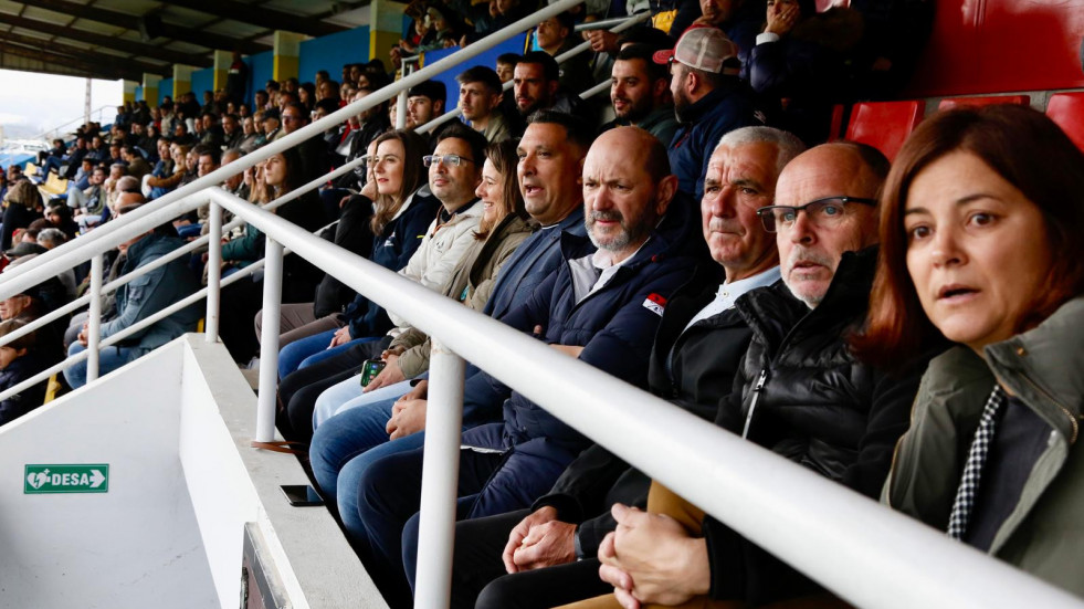El presidente de la RFEF no pierde detalle del derbi de Burgáns