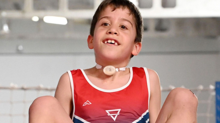 El ejemplo de vida de Miguel: tiene ocho años, una traqueotomía desde los 17 meses y practica tres deportes