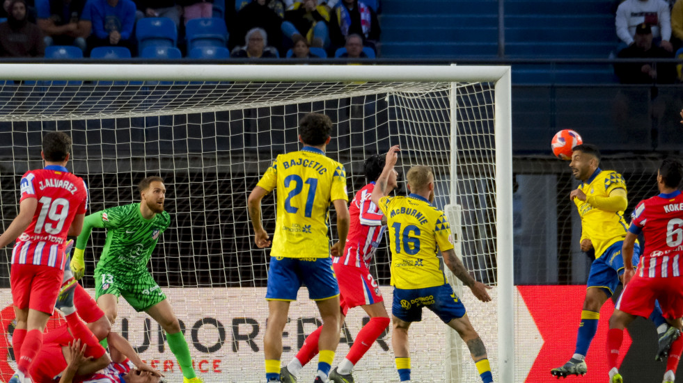 Las Palmas castiga la indefinición del Atlético, que dice adiós a la Liga  (1-0)