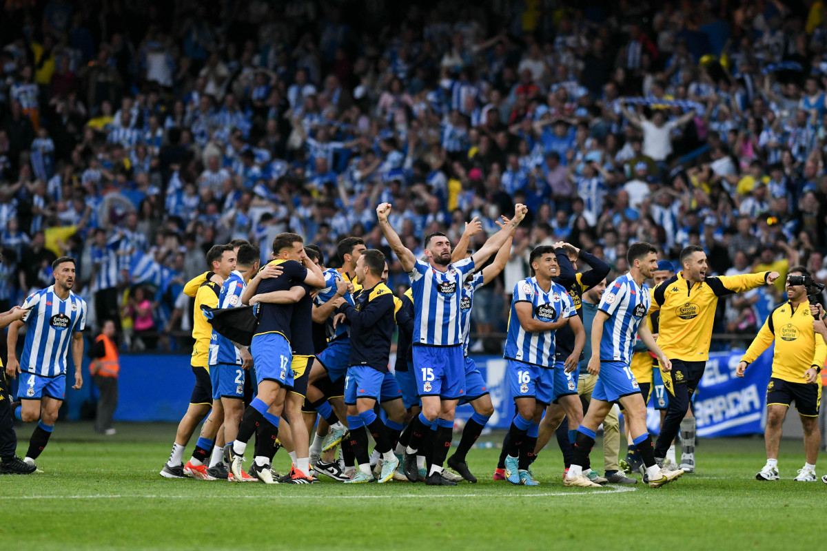 Los jugadores del Dépor celebran el ascenso @ Mónica Arcay
