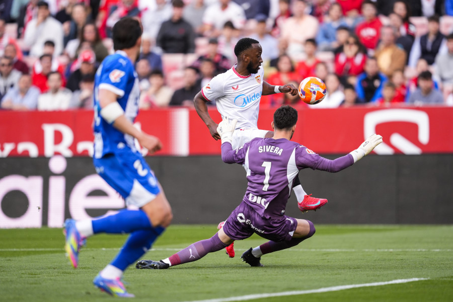 Caparrós no encuentra la reacción de un Sevilla que se mete en problemas   (1-1)