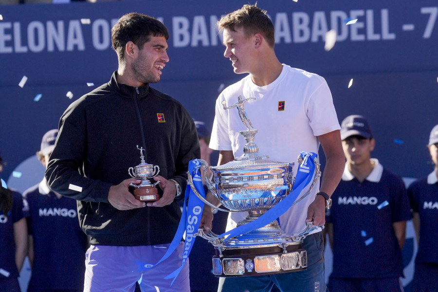 Rune se exhibe ante Alcaraz y se corona por primera vez en Barcelona