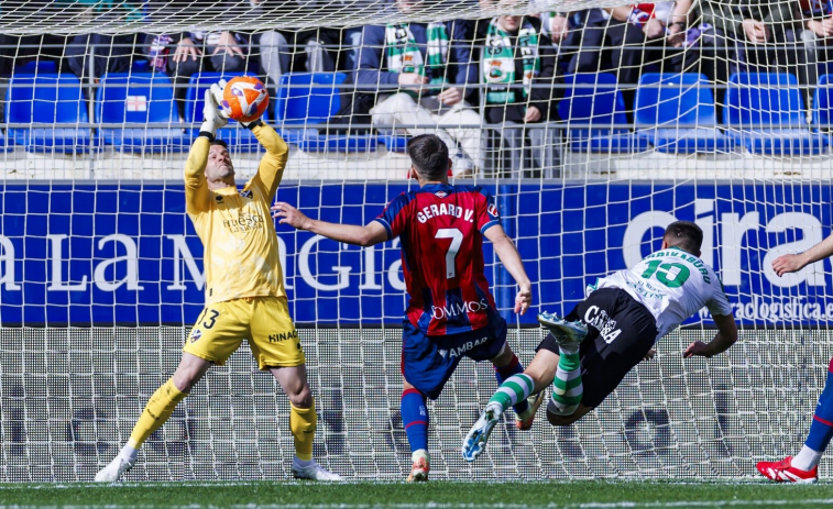 Dani Jiménez, portero de la SD Huesca, dice adiós a la temporada por una lesión en el codo